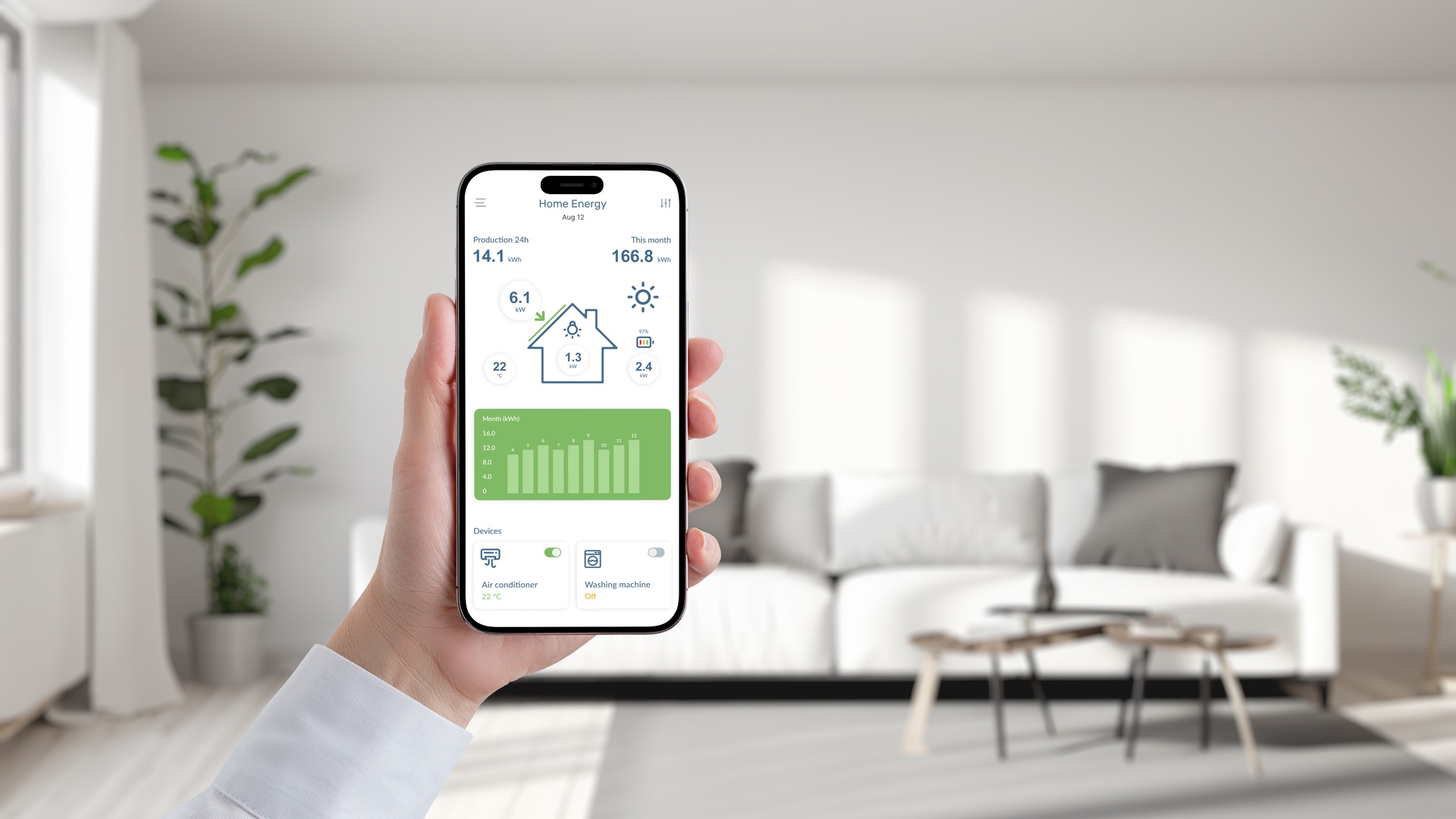 Mano che controlla la produzione dell'impianto fotovoltaico dall'app, in un soggiorno luminoso