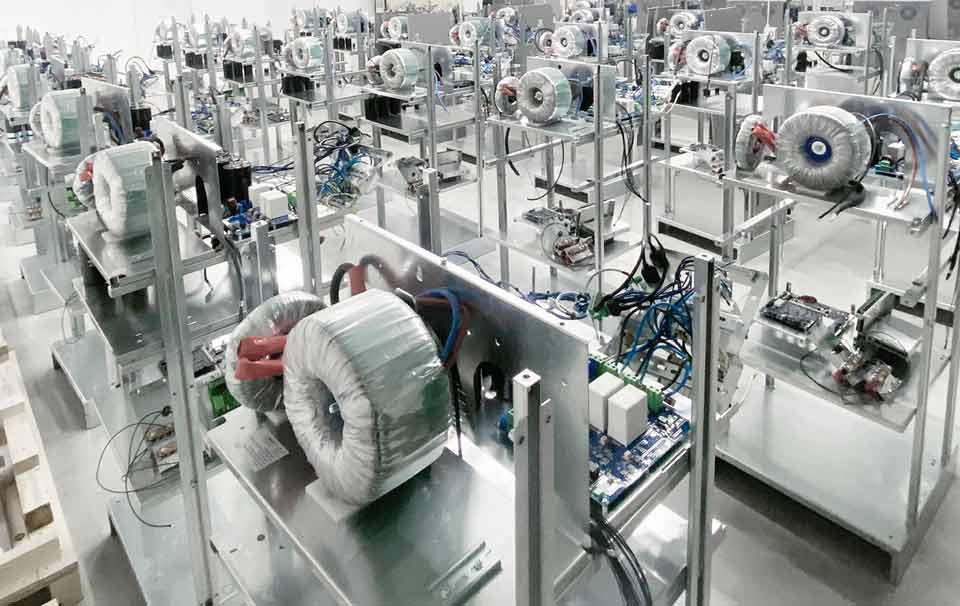 Confronto visivo tra una batteria al sale e una batteria al litio per impianto fotovoltaico