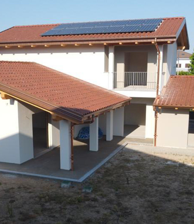 Posa dei pannelli fotovoltaici sul tetto della villa Near Zero