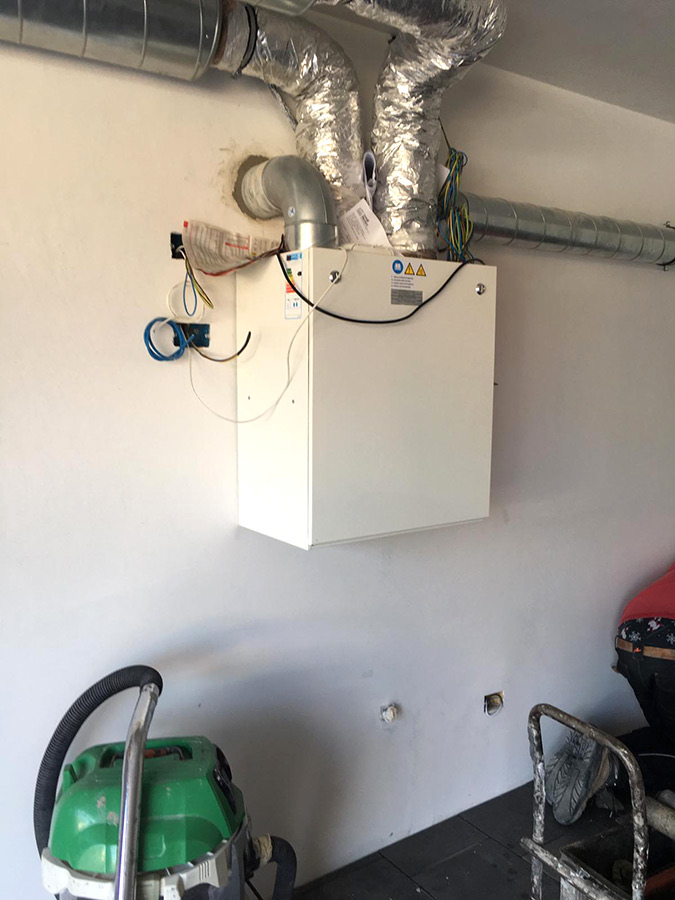 Vista parziale del tetto della villa prima dell'installazione dell'impianto fotovoltaico