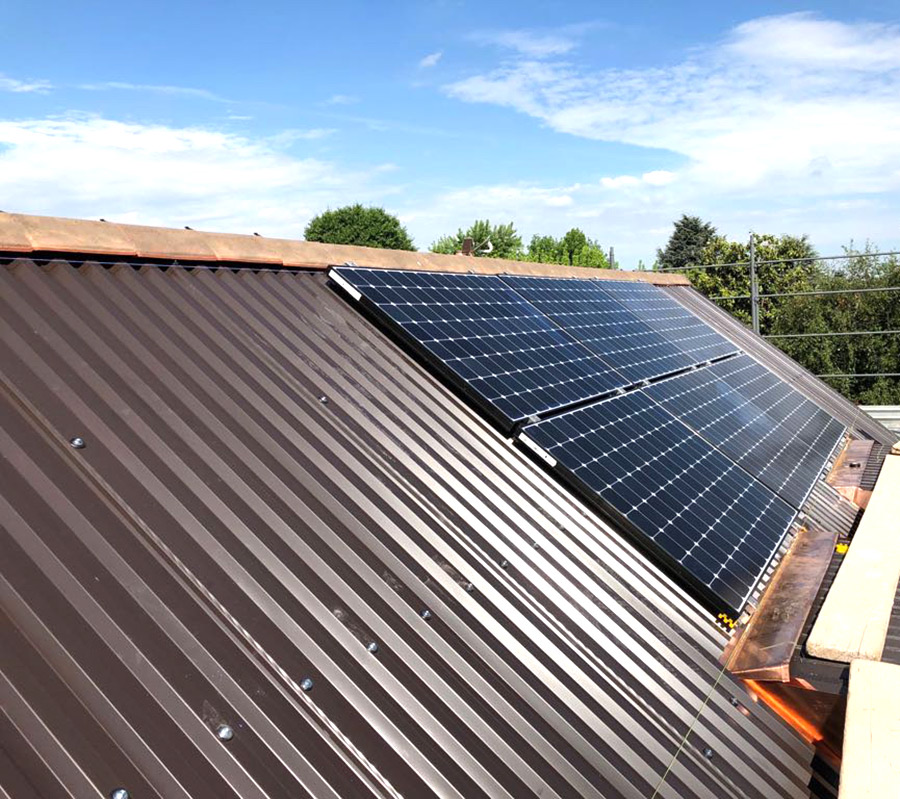 Pannelli fotovoltaici ad alte prestazioni installati sul tetto a Rivarolo